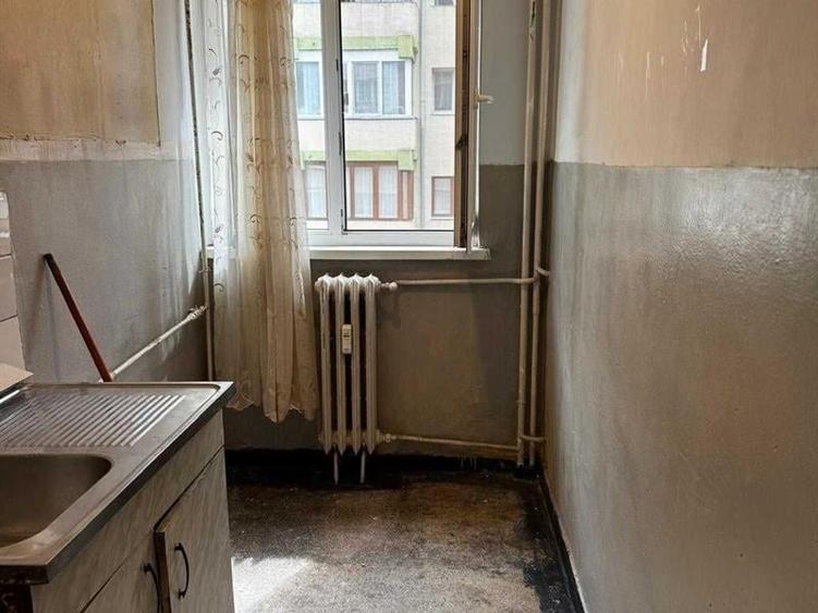 Apartament cu 3 camere semidecomandat în George Enescu