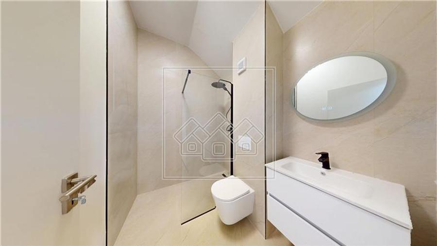 Penthouse cu 3 camere semidecomandat în Exterior Vest