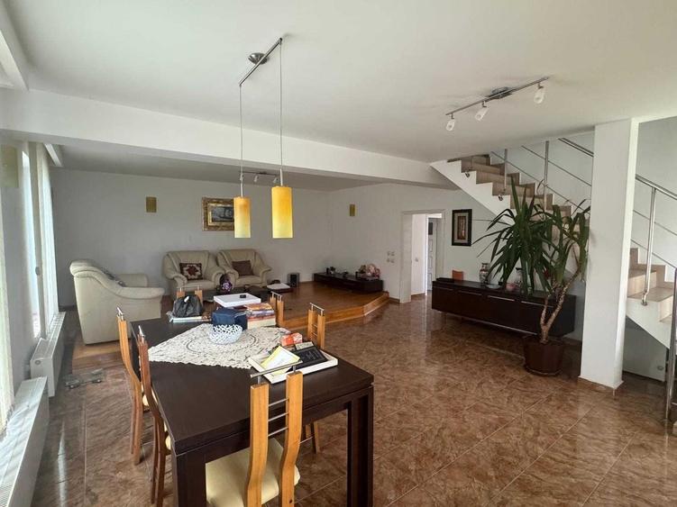 Casă cu 4 camere în Central