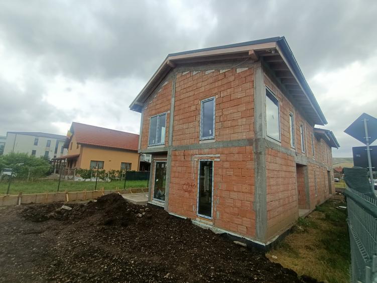 Duplex cu 4 camere cu Canalizare în Florești