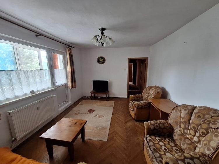 Apartament cu 3 camere semidecomandat, mobilat în Dacia