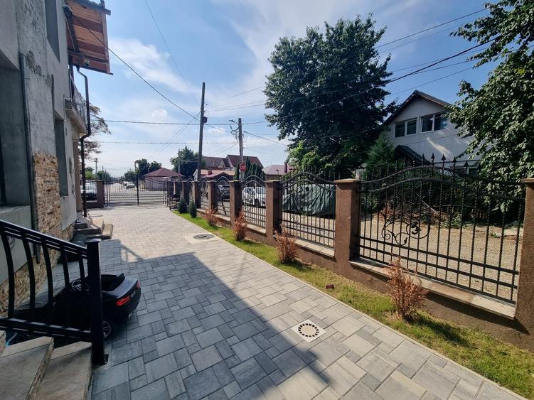 Casă individuală cu 8 camere cu Canalizare în CFR