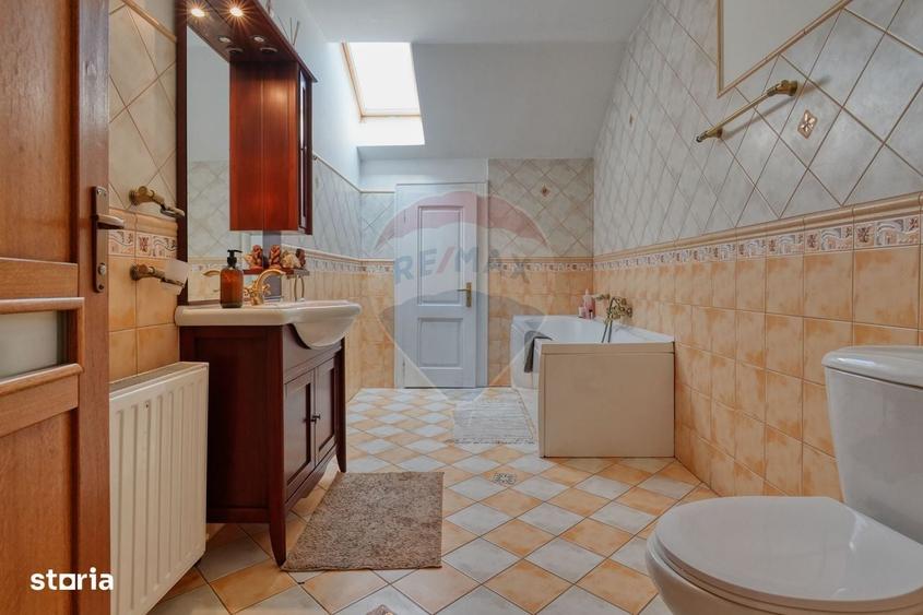 Casă cu 4 camere în Vâlcele