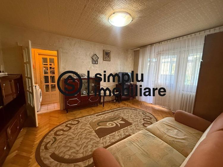 Apartament cu 3 camere semidecomandat, mobilat în Craiovița Nouă