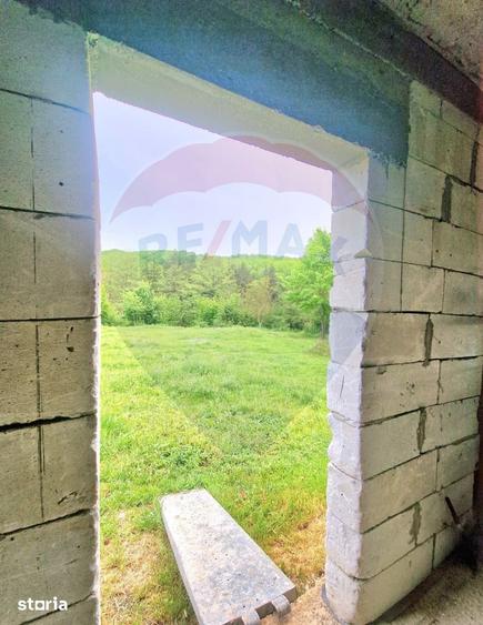 Casă cu 6 camere cu Teren 1476 Mp în Strugari