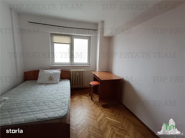 Apartament cu 3 camere semidecomandat în 1 Mai