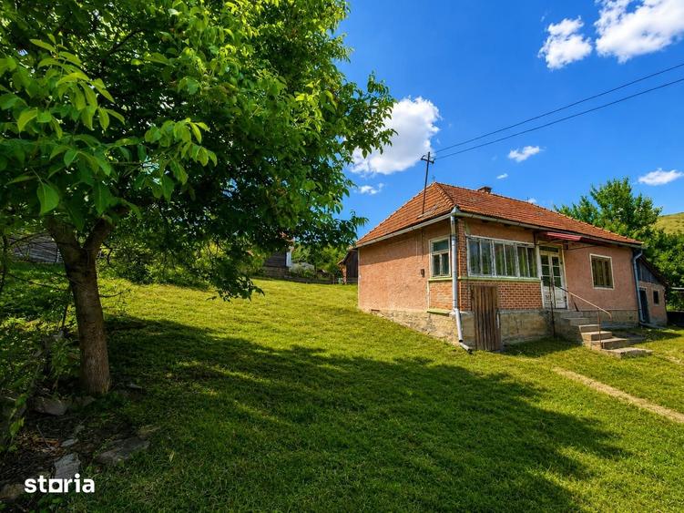 Casă cu 2 camere cu Teren 2110 Mp în Poian