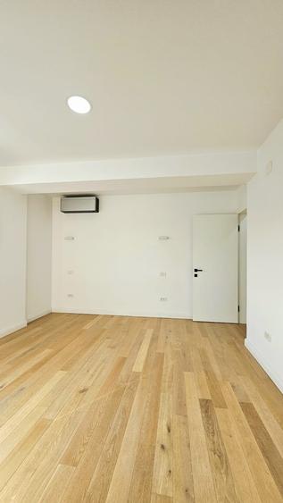 Apartament cu 15 camere decomandat în Romană