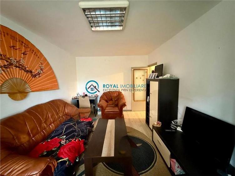 Apartament cu 3 camere decomandat în Mihai Bravu