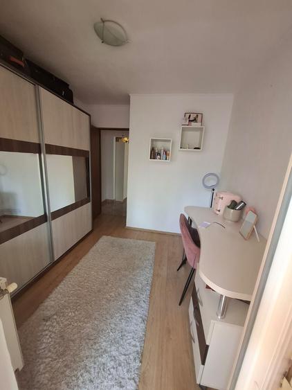 Apartament cu 4 camere decomandat în Tractorul