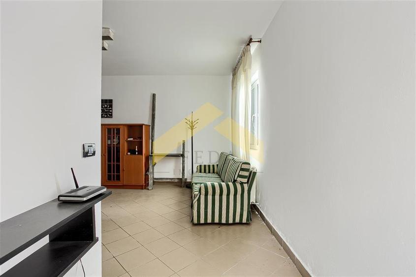 Apartament cu 3 camere semidecomandat în Galșa