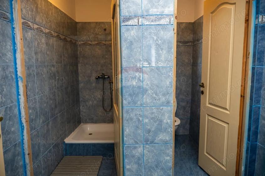 Casă cu 10 camere cu Teren 3300 Mp în Vale