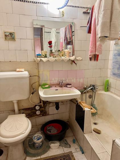 Apartament cu 3 camere semidecomandat în Rahova