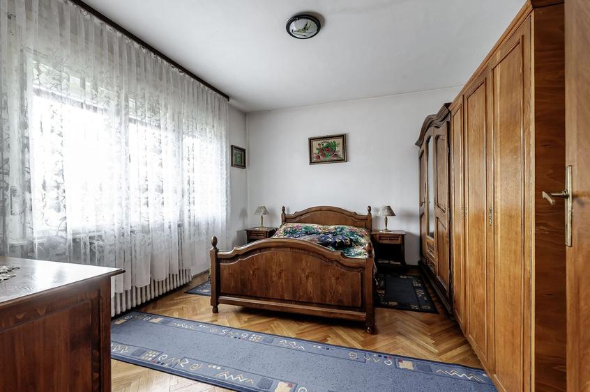 Casă individuală cu 8 camere cu Canalizare în Central
