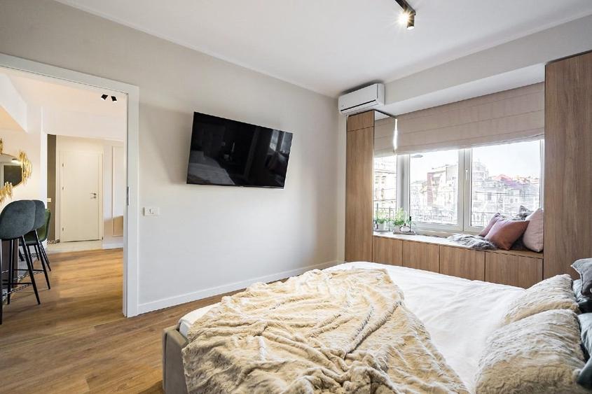 Apartament cu 3 camere semidecomandat, mobilat în P-ța Romană