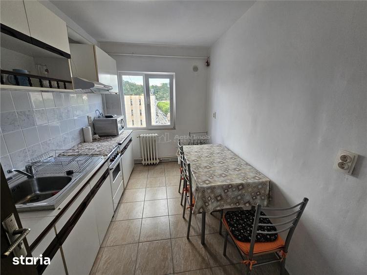 Apartament cu 3 camere semidecomandat în Central