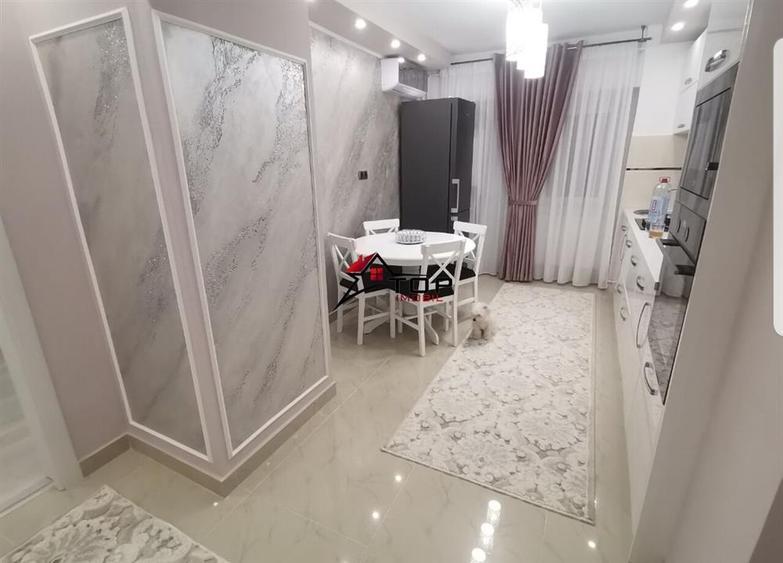 Apartament cu 3 camere decomandat în Nicolina