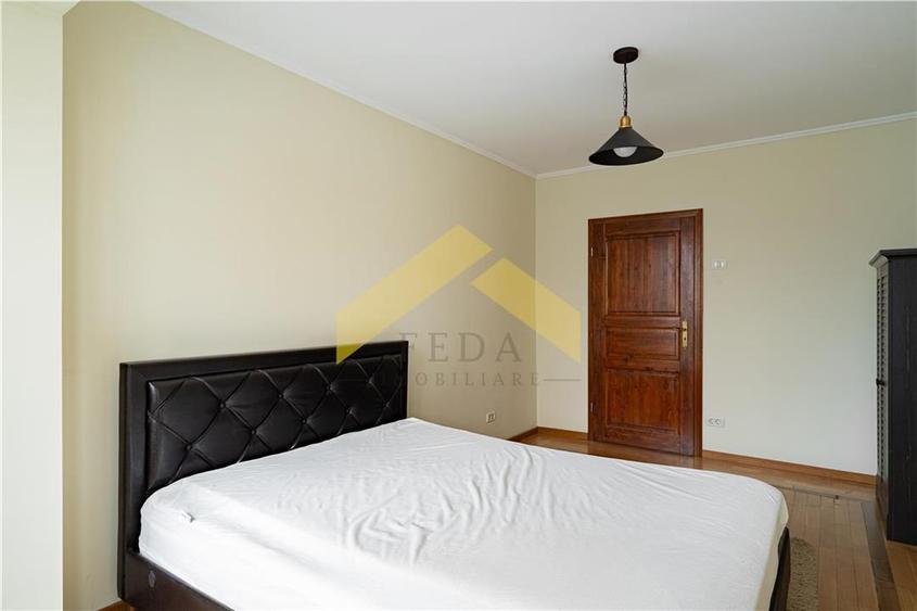Apartament cu 3 camere semidecomandat, mobilat în Ultracentral