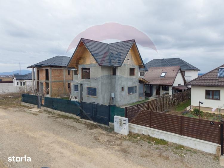 Casă cu 5 camere cu Teren 500 Mp în Central