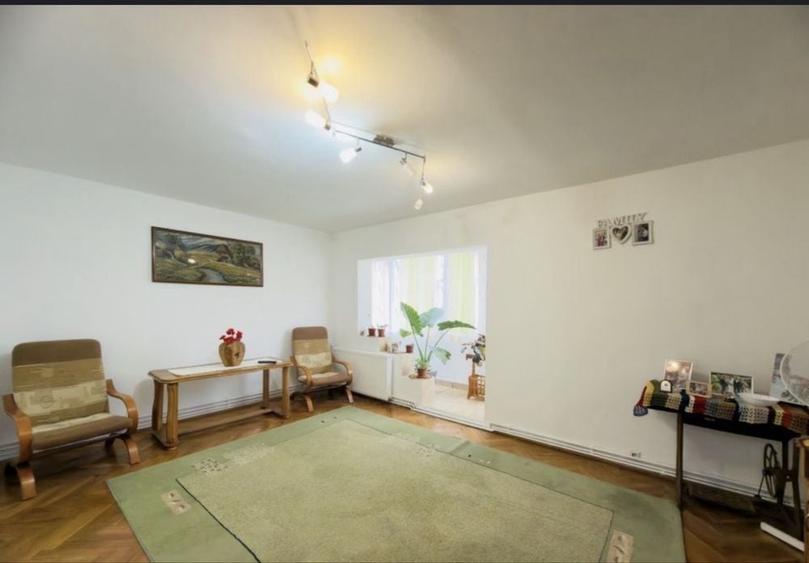 Apartament cu 4 camere decomandat în Bucovina