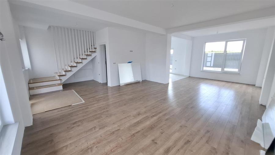 Duplex cu 4 camere cu Canalizare în Valea Lupului