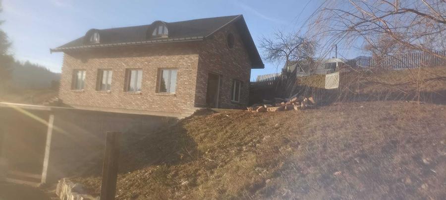 Casă cu 4 camere în Vatra Moldoviței