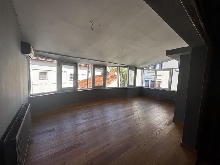 Apartament cu 6 camere semidecomandat în Capitale