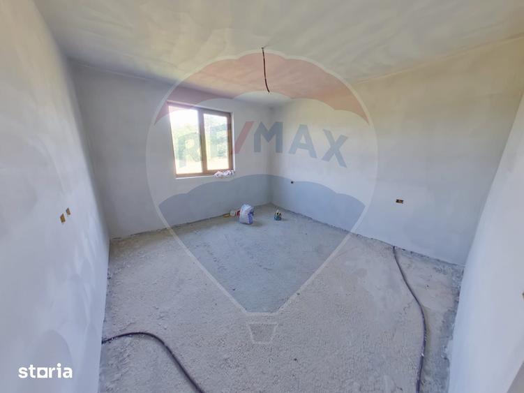 Casă cu 7 camere cu Teren 2124 Mp în Mara