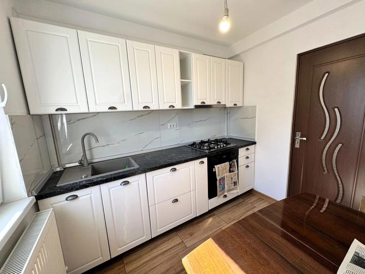 Apartament cu 3 camere semidecomandat în Tătărași
