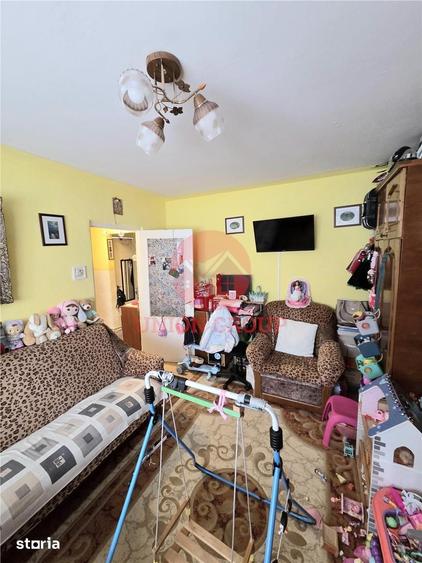 Apartament cu 3 camere decomandat în Est