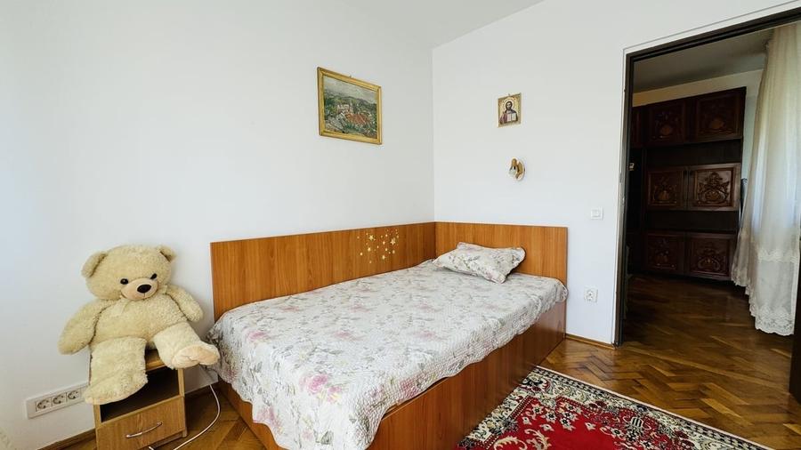 Apartament cu 3 camere semidecomandat, mobilat în Tineretului
