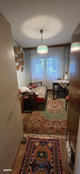 Apartament cu 4 camere semidecomandat în Podu Roș