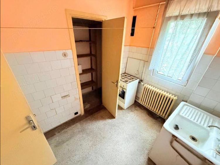 Apartament cu 3 camere semidecomandat în Podu Roș
