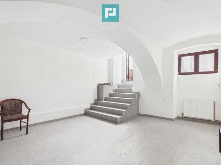 Apartament cu 3 camere semidecomandat în Boul Roșu