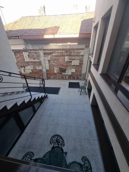 Casă individuală cu 15 camere cu Canalizare în Dâmbul Rotund