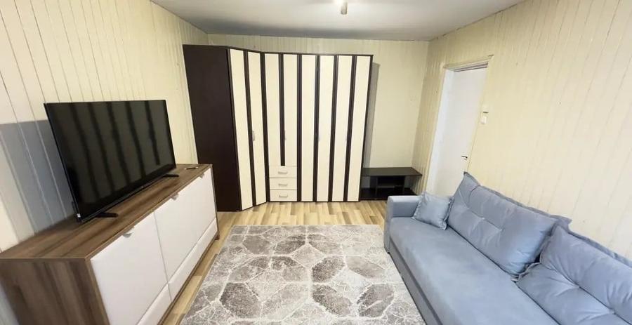 Garsonieră decomandată, mobilată în Astra