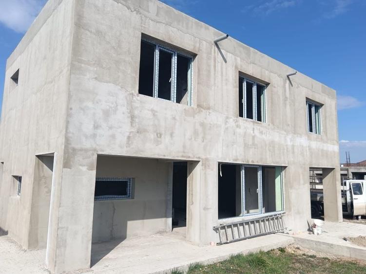 Casă cu 4 camere în Exterior Vest