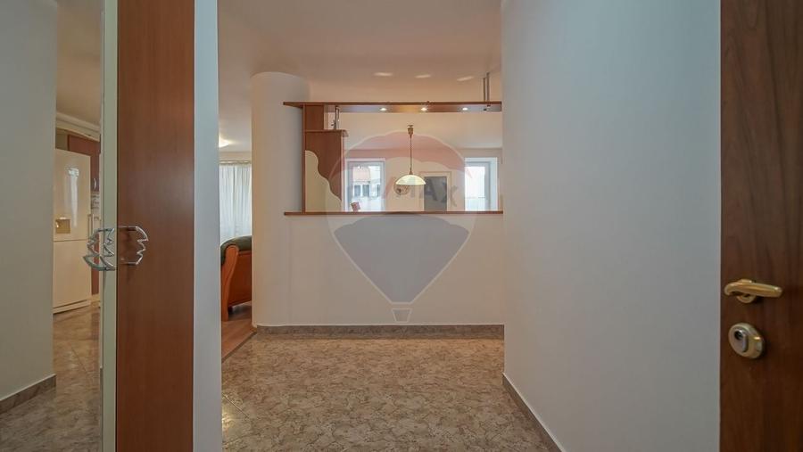 Apartament cu 3 camere decomandat, mobilat în 13 Decembrie