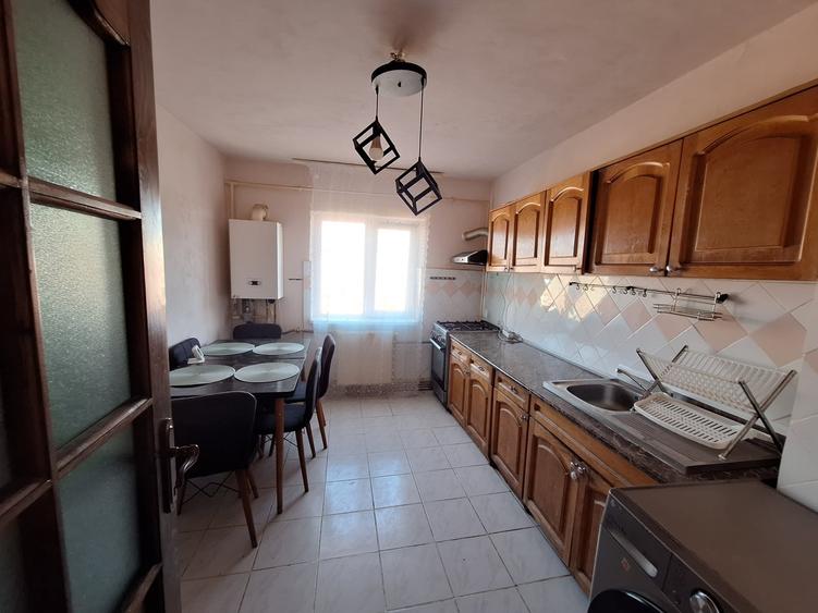 Apartament cu 3 camere decomandat, mobilat în Lipovei