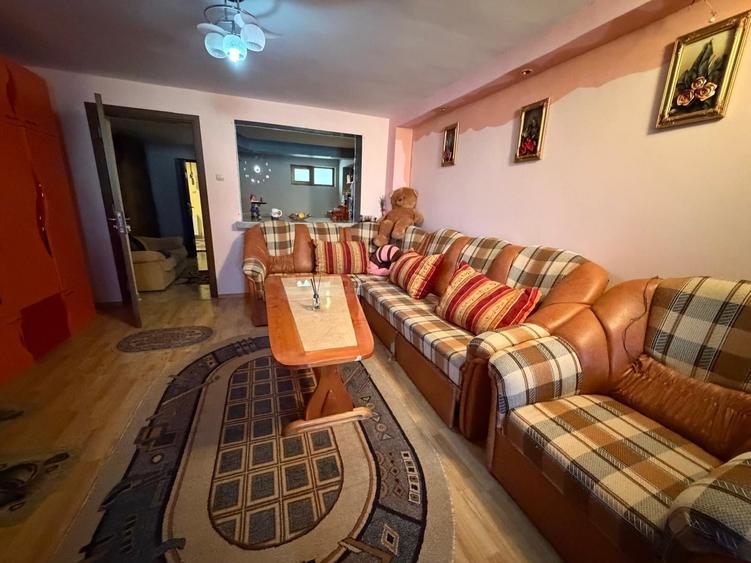 Casă individuală cu 16 camere cu Garaj în Spătaru