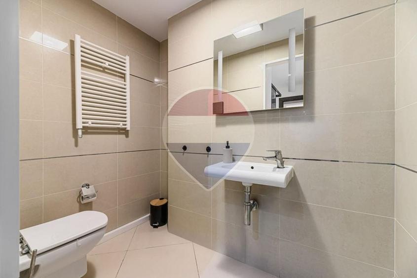Apartament cu 6 camere semidecomandat, mobilat în Poiana Brașov