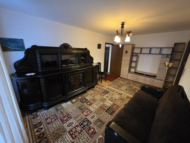 Apartament cu 3 camere semidecomandat, mobilat în Iancului