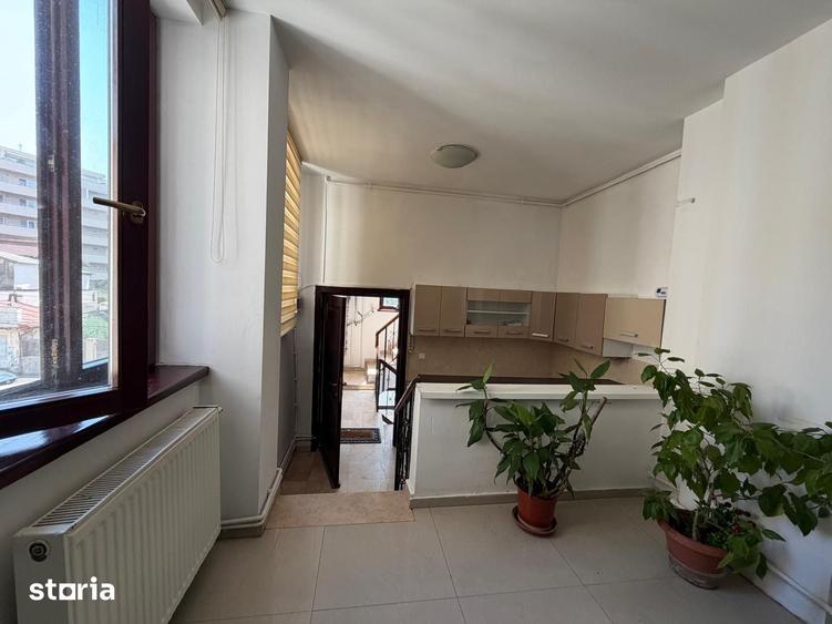 Casă cu 8 camere cu Teren 195 Mp în Timpuri Noi