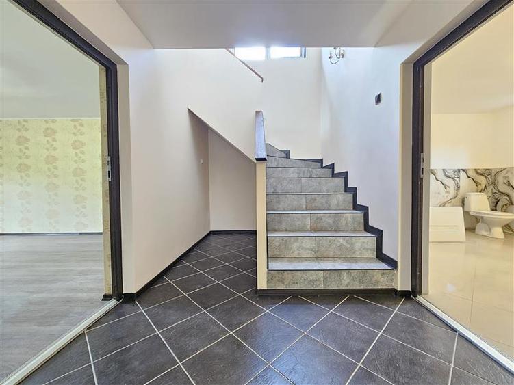 Casă individuală cu 6 camere cu Teren 887 Mp în Est