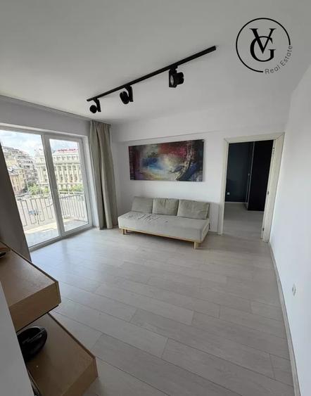 Apartament cu 3 camere semidecomandat, mobilat în P-ța Romană