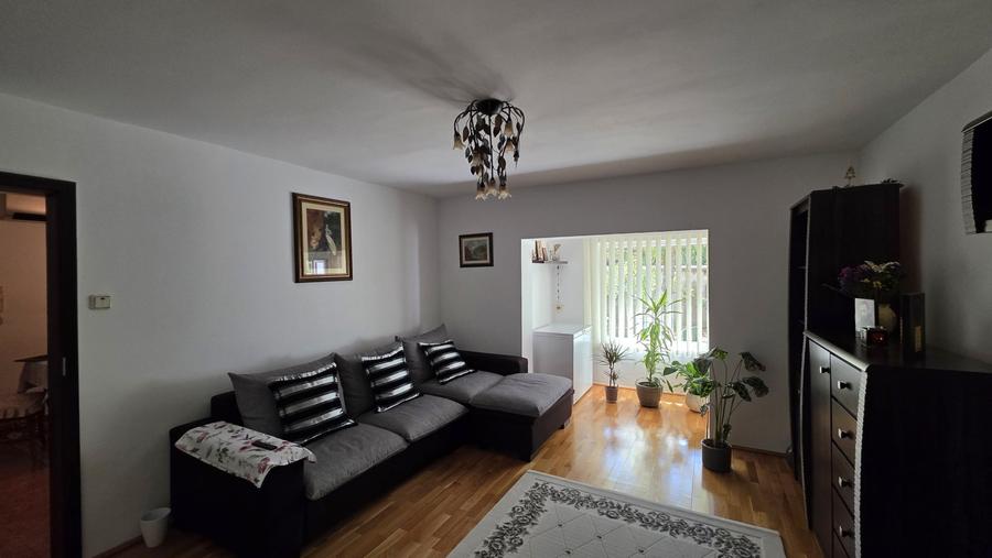 Apartament cu 3 camere decomandat, mobilat în Aradului