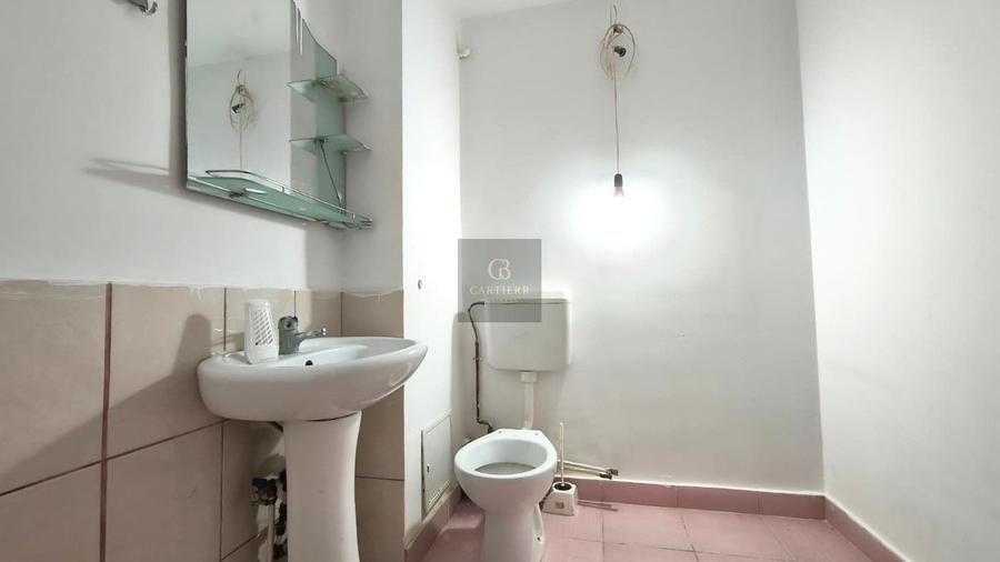 Apartament cu 3 camere semidecomandat în Titan