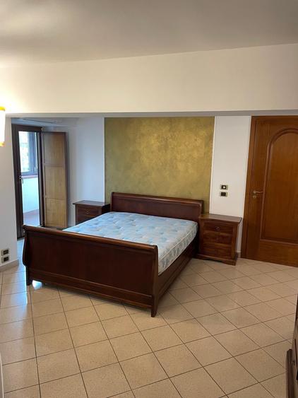 Apartament cu 3 camere decomandat, mobilat în Decebal