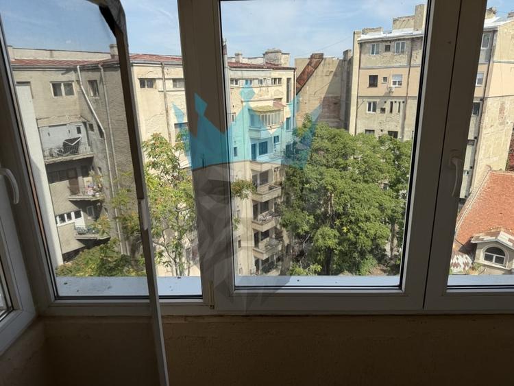Apartament cu 3 camere semidecomandat, mobilat în P-ța Romană