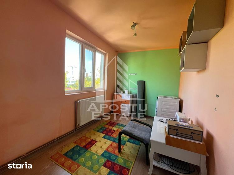 Apartament cu 4 camere semidecomandat în Girocului